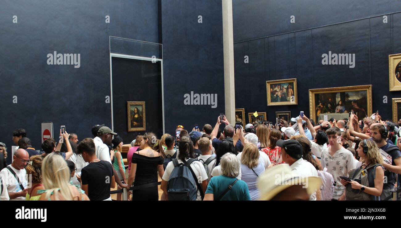 Paris, France. 8th Aug, 2022.Tourists crowd the Mona Lisa at the Louvre Museum cueing just to catch a glimpse of the painting up close. Credit:Aldercy Carling/ Alamy Live News Stock Photo