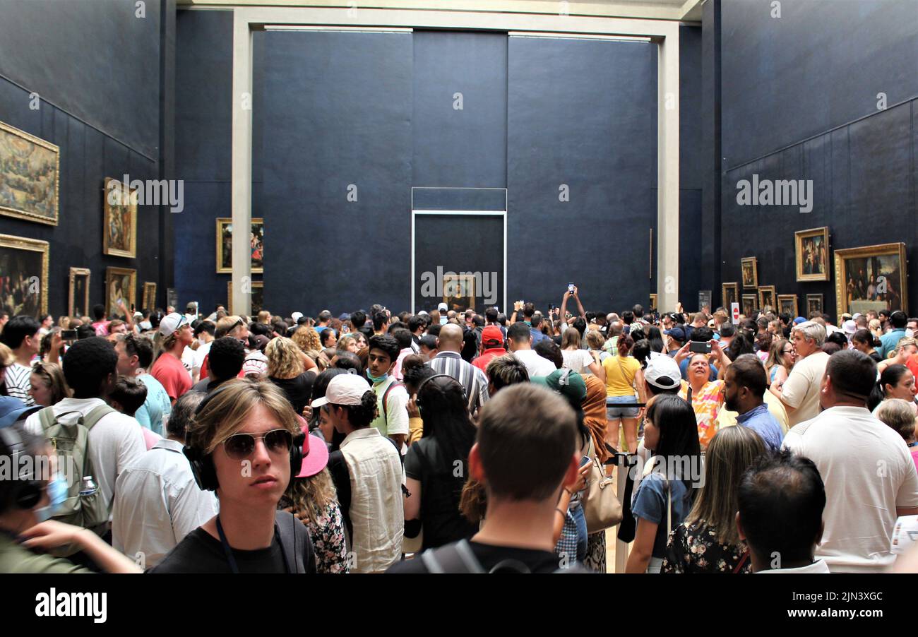 Paris, France. 8th Aug, 2022.Tourists crowd the Mona Lisa at the Louvre Museum queuing just to catch a glimpse of the painting up close. Credit: Aldercy Carling/ Alamy Live News Stock Photo