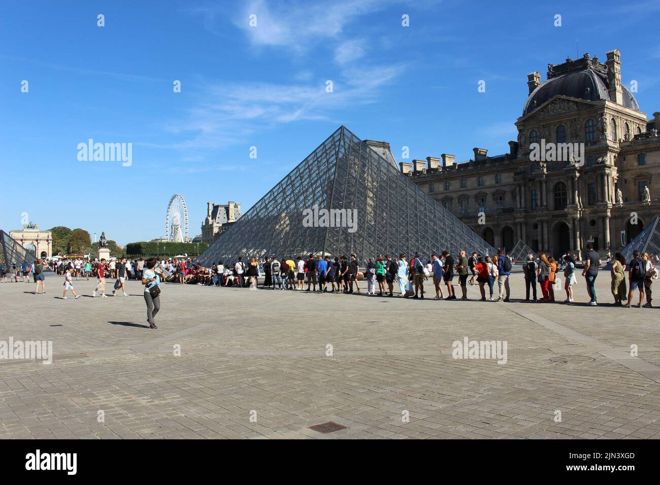 Paris, France. 8th Aug, 2022.Tourists cue for hours in the hot sun during a Parisian heatwave to get into the Louvre Museum. Credit: Aldercy Carling/ Alamy Live News Stock Photo
