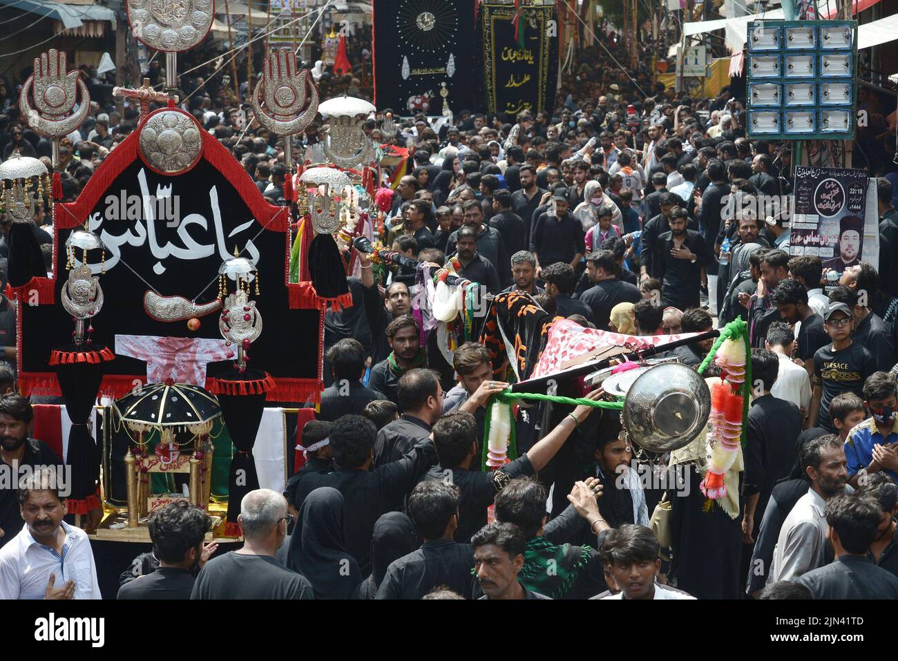 Lahore, Pakistan. 08th Aug, 2022. Pakistani Shiite Muslim mourners self