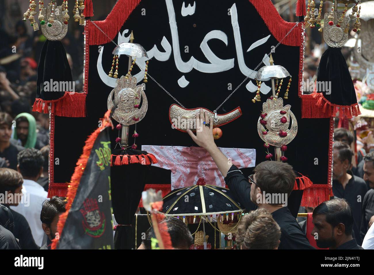 Lahore, Pakistan. 08th Aug, 2022. Pakistani Shiite Muslim mourners self