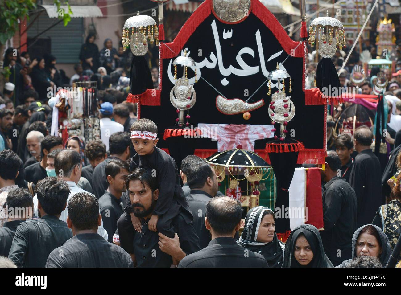 Lahore, Pakistan. 08th Aug, 2022. Pakistani Shiite Muslim mourners self