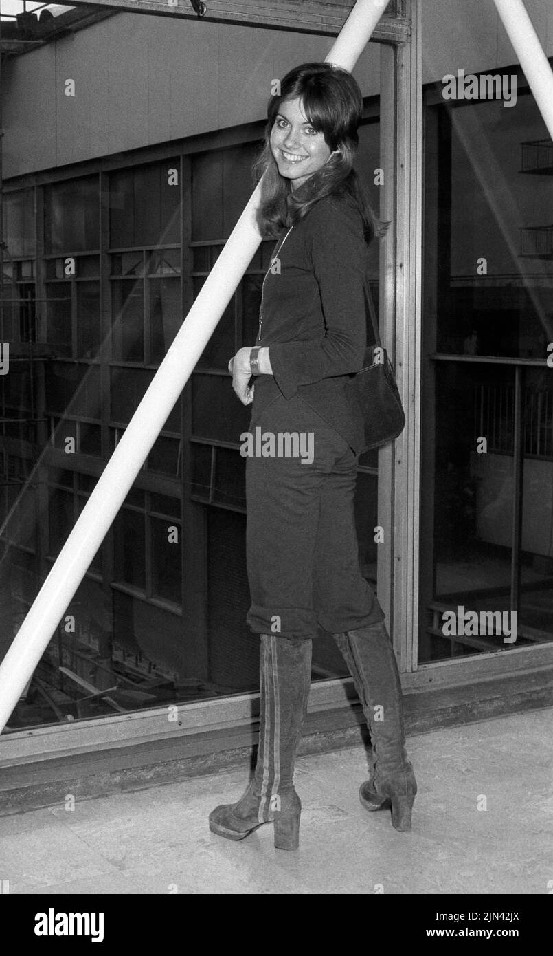 File photo dated 12/02/72 of pop singer Olivia Newton-John at Heathrow Airport leaving for a week's holiday in Los Angeles. Dame Olivia Newton-John has died at the age of 73, her widower has confirmed. The British-born singer died 'peacefully' at her ranch in Southern California on Monday morning, surrounded by family and friends. Issue date: Tuesday August 9, 2022. Stock Photo
