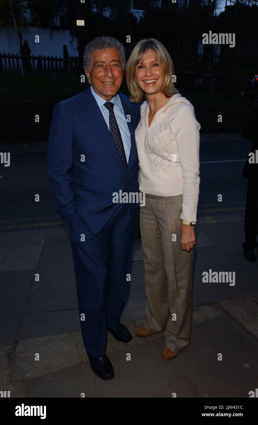 File photo dated 05/04/05 of Tony Bennett and Olivia Newton John arriving at the Tony Bennett Art Exhibition Launch, Catto Gallery, London. Dame Olivia Newton-John has died at the age of 73, her widower has confirmed. The British-born singer died 'peacefully' at her ranch in Southern California on Monday morning, surrounded by family and friends.. Issue date: Tuesday August 9, 2022. Stock Photo