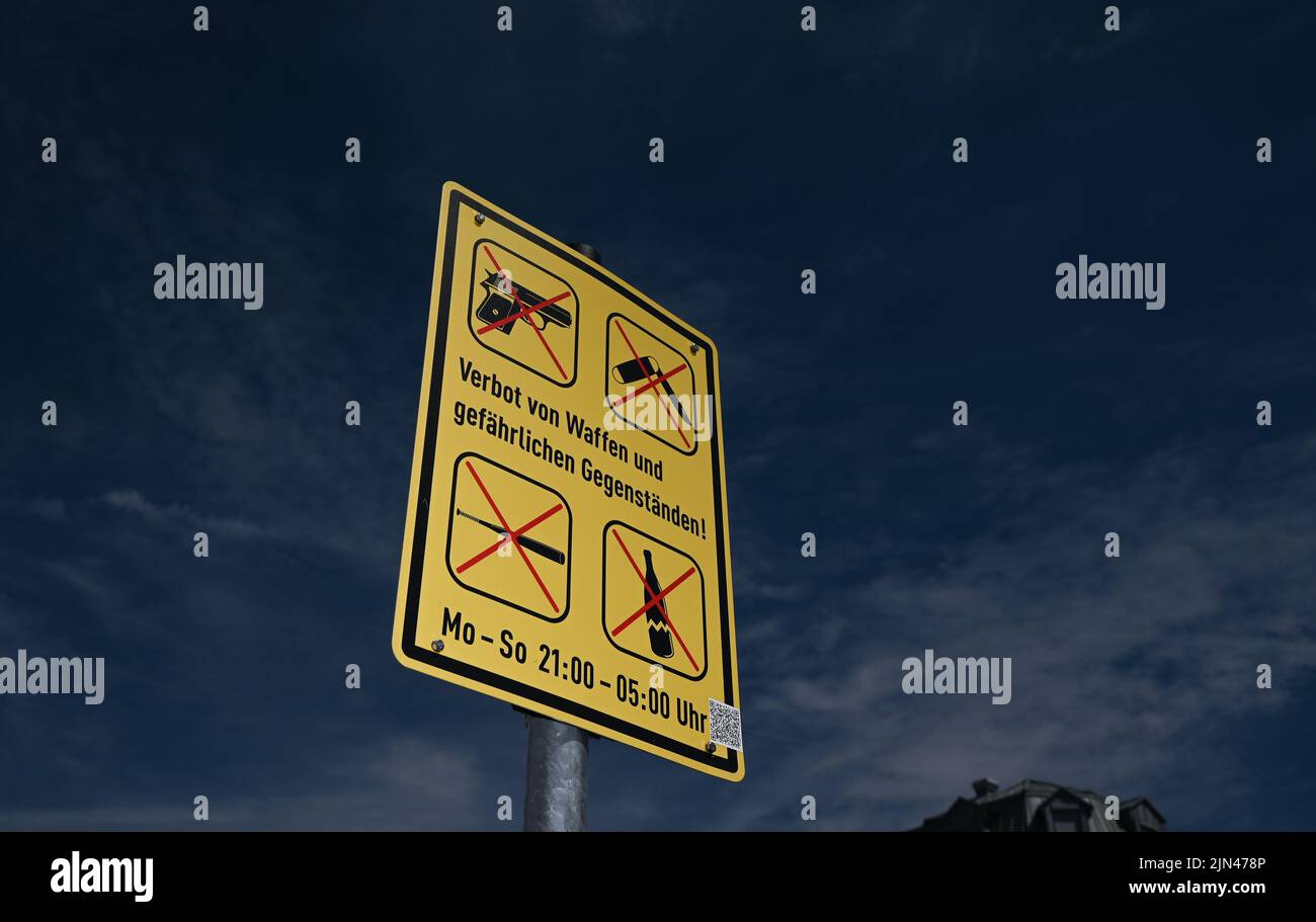 Population sign crossed out hi-res stock photography and images - Alamy