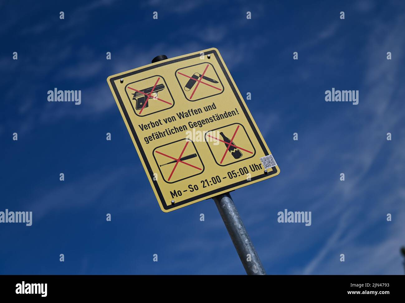 Population sign crossed out hi-res stock photography and images - Alamy