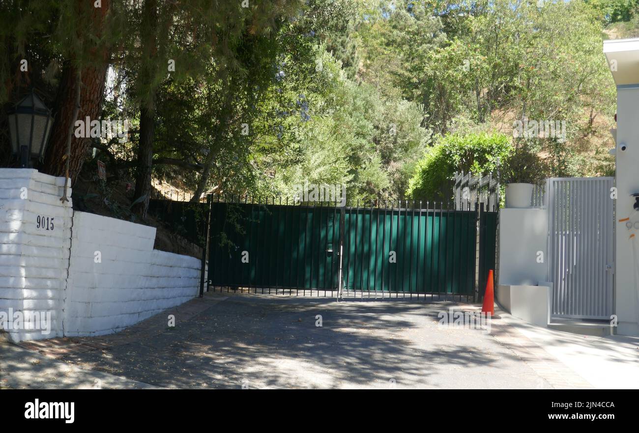 Beverly Hills, California, USA 6th August 2022 Filmmaker Michael Cimino's Former Home/house at 9015 Alto Cedro Drive on August 6, 2022 in Beverly Hills, California, USA. Photo by Barry King/Alamy Stock Photo Stock Photo