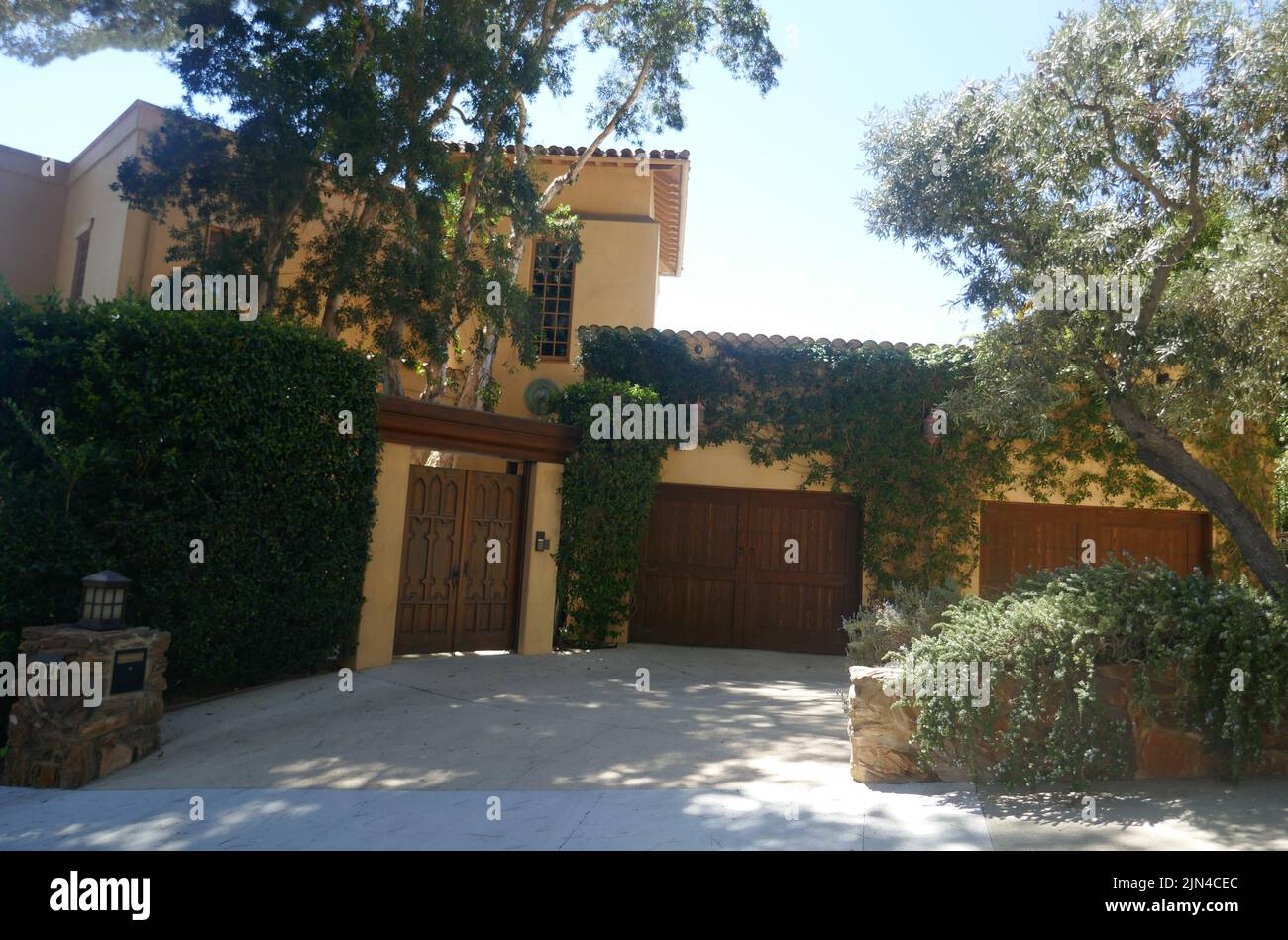 Beverly Hills, California, USA 6th August 2022 Writer Harry Crane's Former Home/house at 9014 Alto Cedro Drive on August 6, 2022 in Beverly Hills, California, USA. Photo by Barry King/Alamy Stock Photo Stock Photo