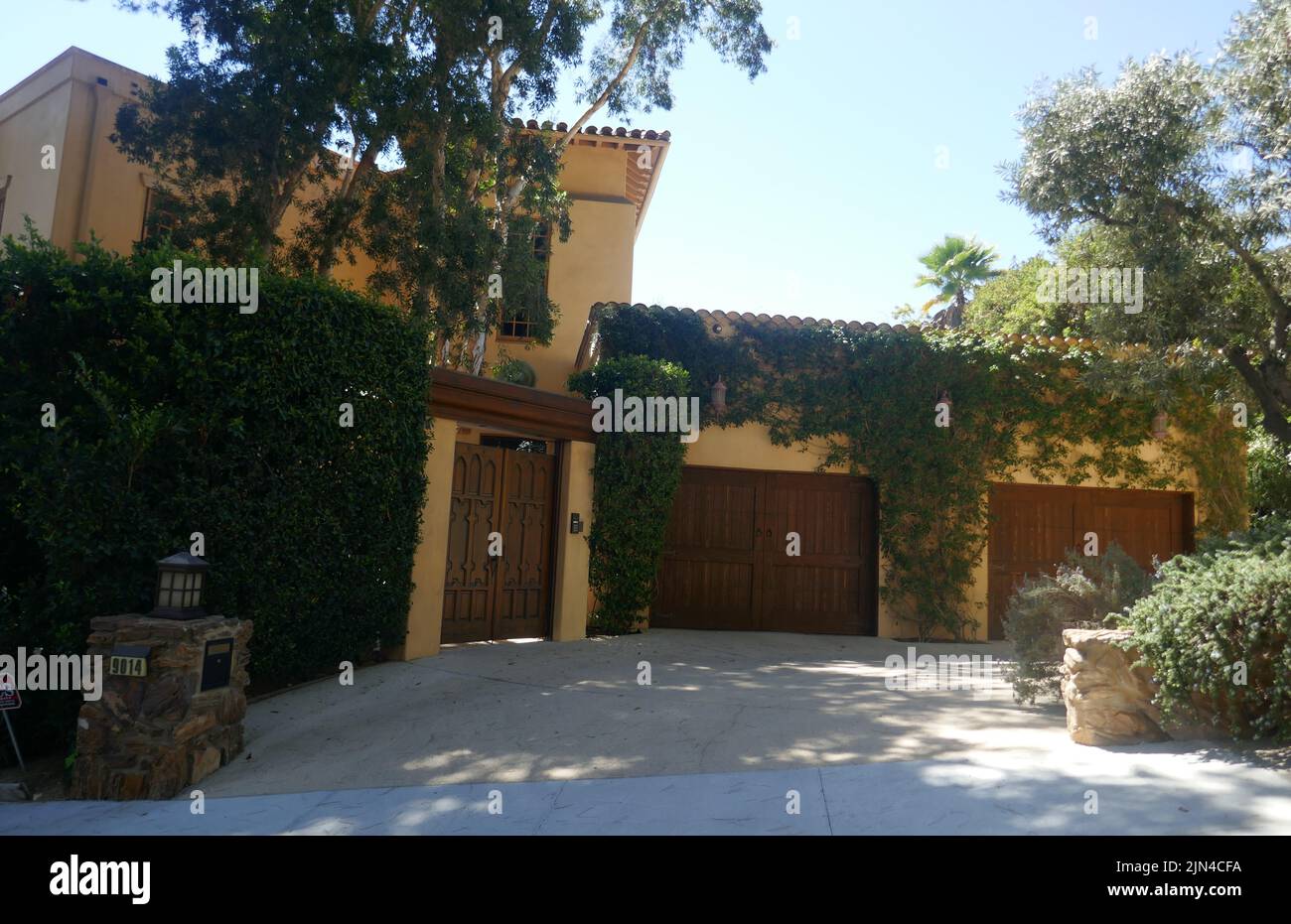 Beverly Hills, California, USA 6th August 2022 Writer Harry Crane's Former Home/house at 9014 Alto Cedro Drive on August 6, 2022 in Beverly Hills, California, USA. Photo by Barry King/Alamy Stock Photo Stock Photo