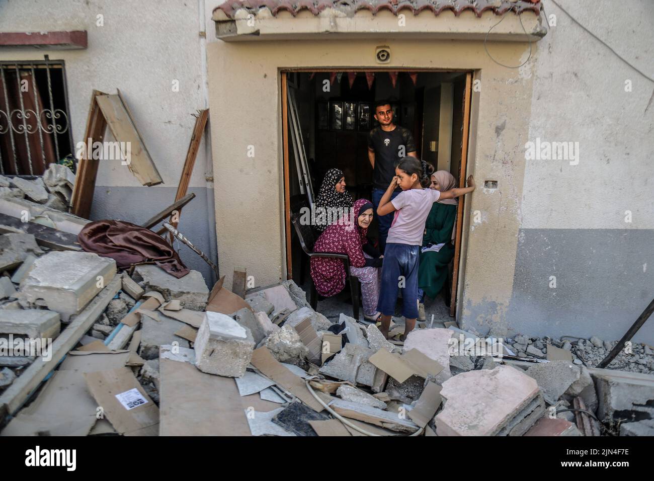 Gaza City, Palestine. 08th Aug, 2022. A Palestinian family sits in the ...