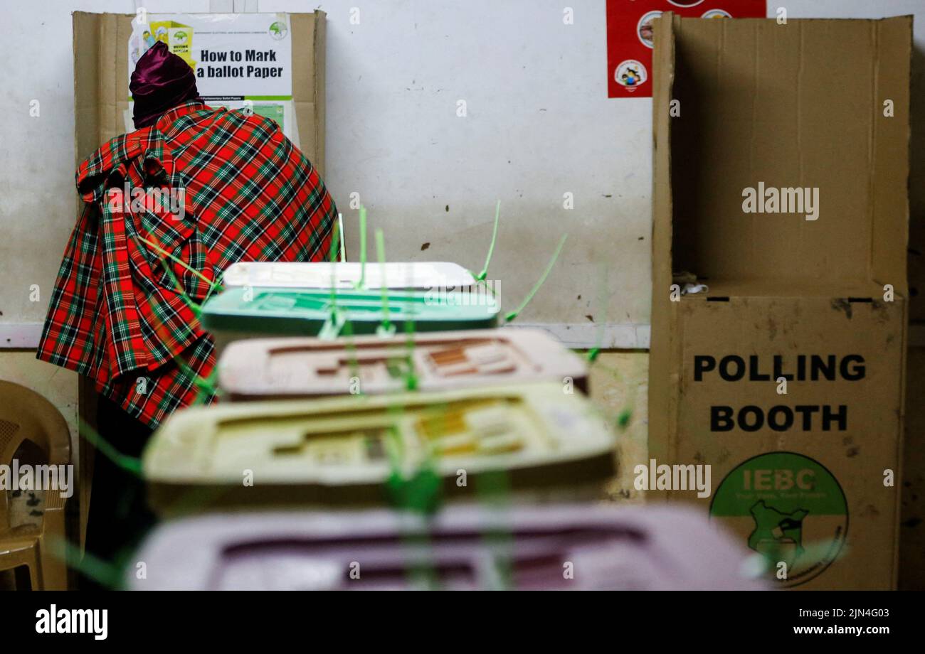 A voter casts her ballot during the general election by the Independent Electoral and Boundaries Commission (IEBC) at the Kibera primary school in Nairobi, Kenya August 9, 2022. REUTERS/Thomas Mukoya Stock Photo