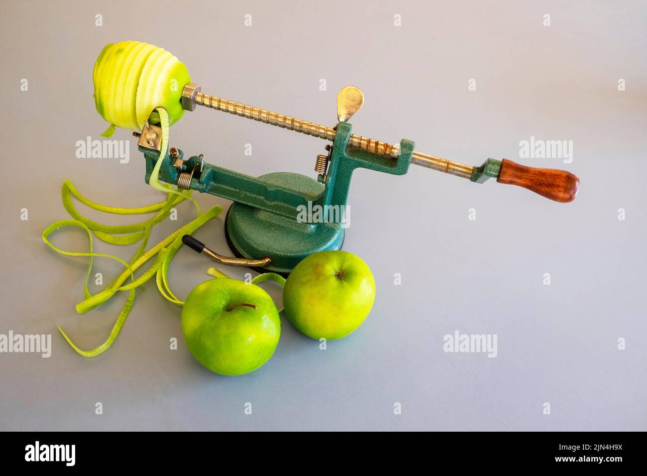 https://c8.alamy.com/comp/2JN4H9X/apple-coring-and-peeling-device-with-cooking-apples-2JN4H9X.jpg