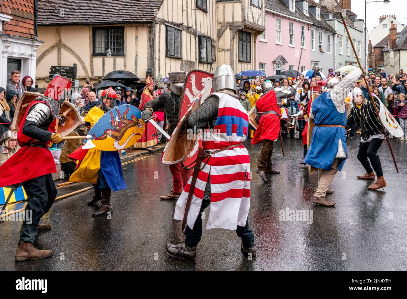 People Dressed In Medieval Costume Take Part In A Re-Enactment Of The 13th Century Battle Of Lewes, Lewes, East Sussex, UK. Stock Photo