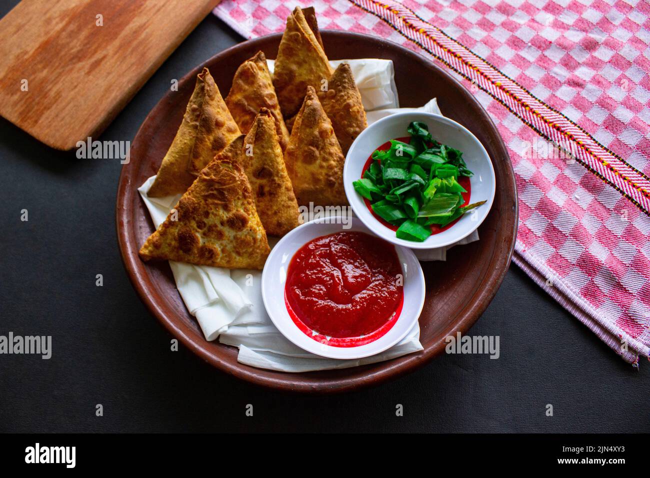 Samosa, samsa or somsa are triangular fried pastries or pastri served ...