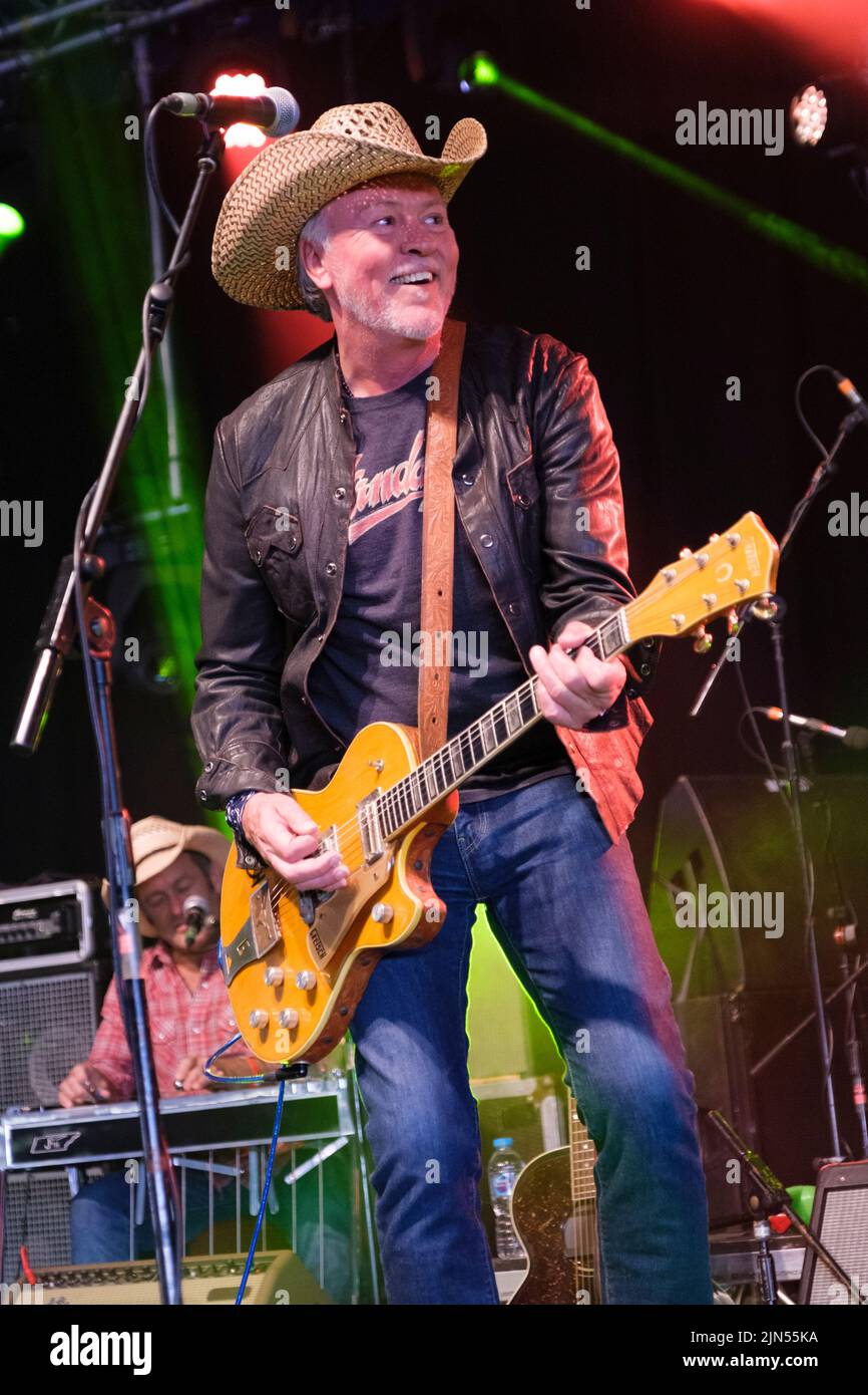 Paul Young of Los Pacaminos performing at the Wickham Festival, Hampshire, UK. August 4, 2022 Stock Photo