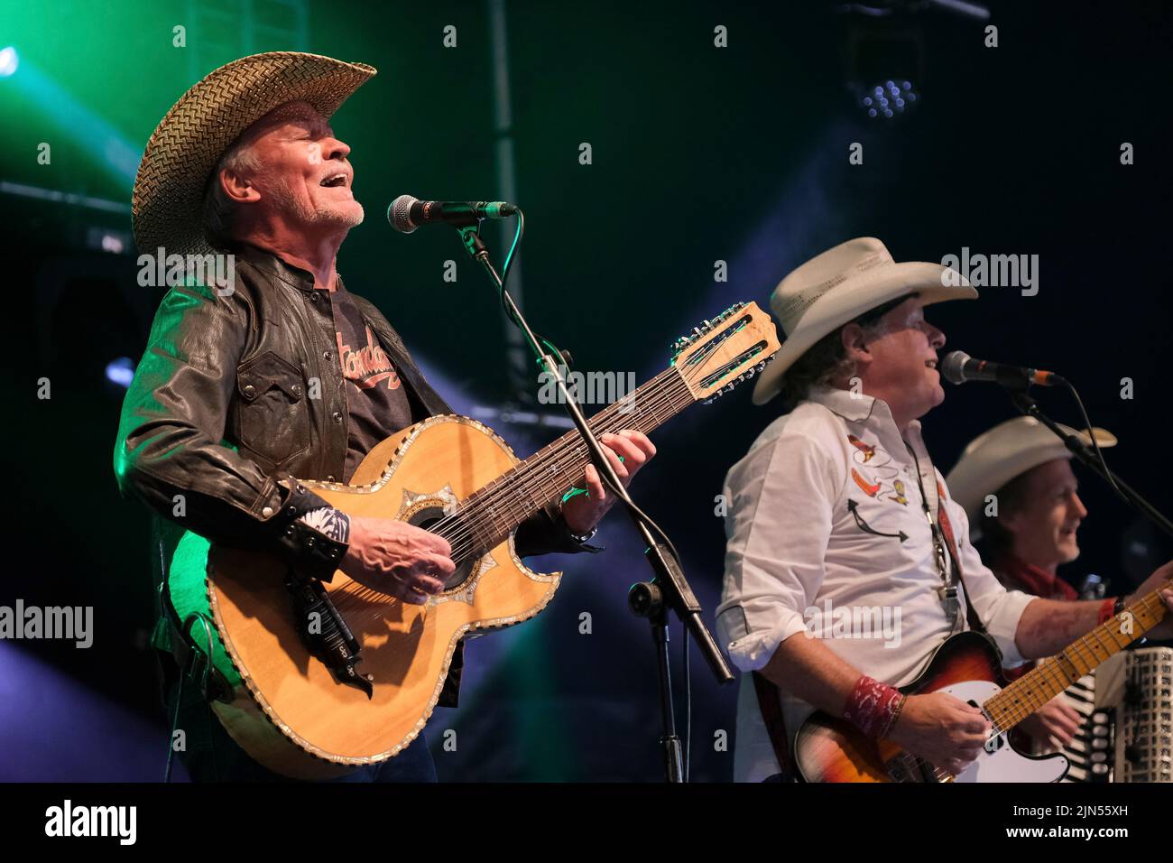 Paul Young and Jamie Moses of Los Pacaminos performing at the Wickham Festival, Hampshire, UK. August 4, 2022 Stock Photo