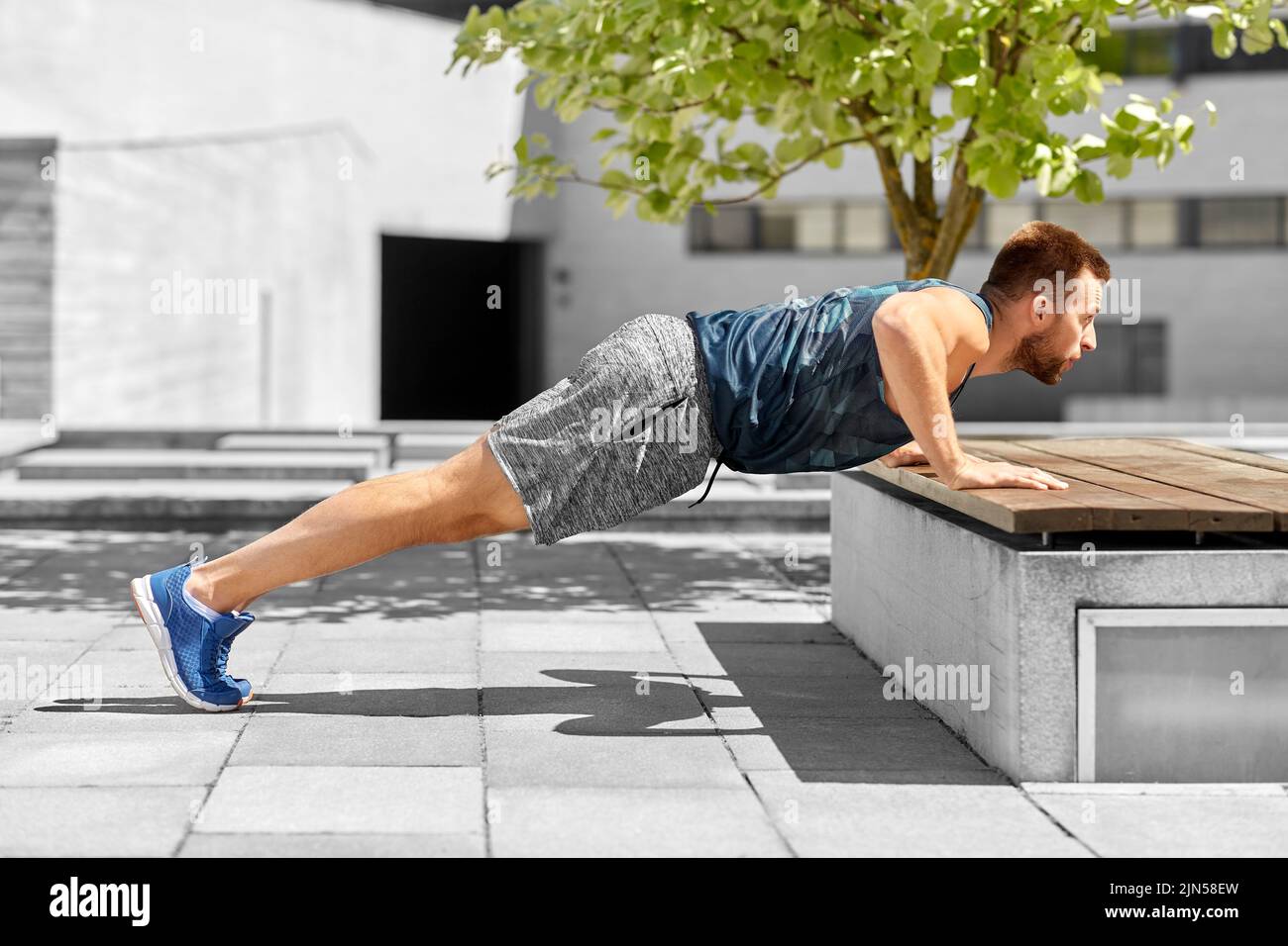 Man push ups bench hi-res stock photography and images - Alamy