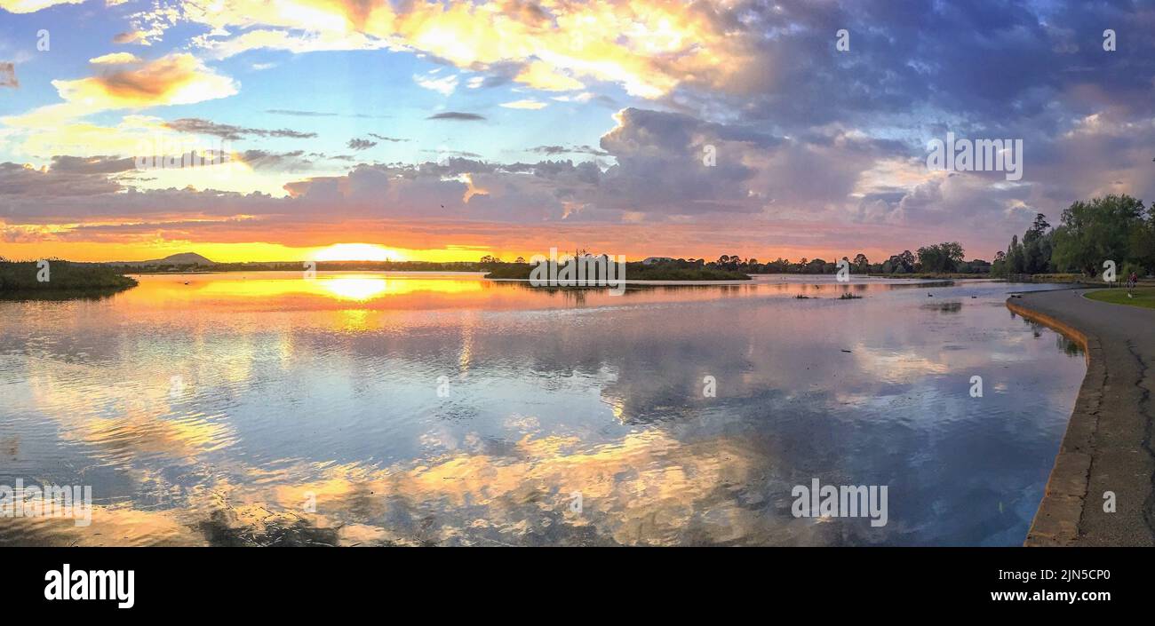 Photo of the walking track around Lake Wendouree Stock Photo Alamy