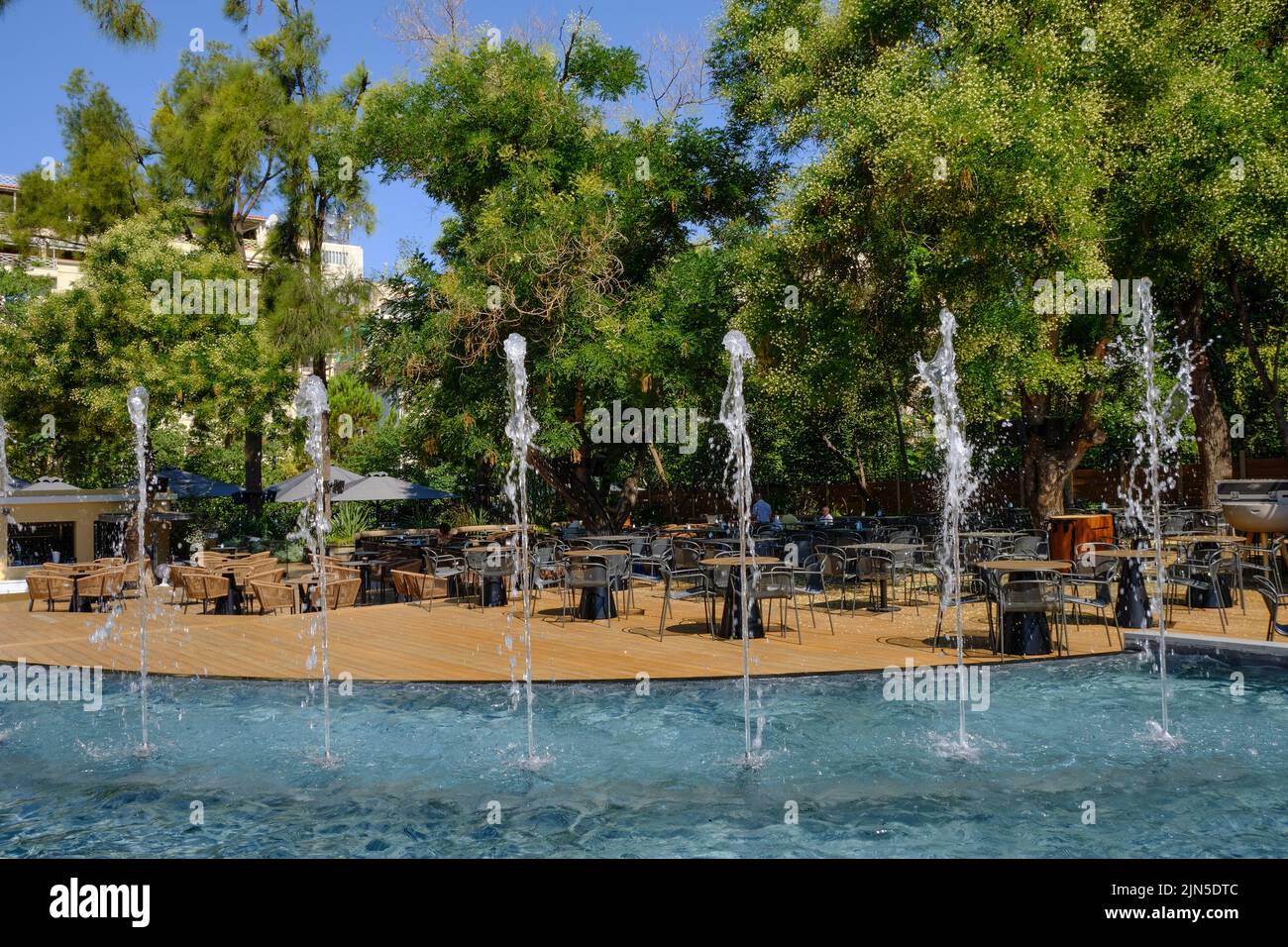 seating area around fountain at the Green Park cafe in central Athens Stock Photo