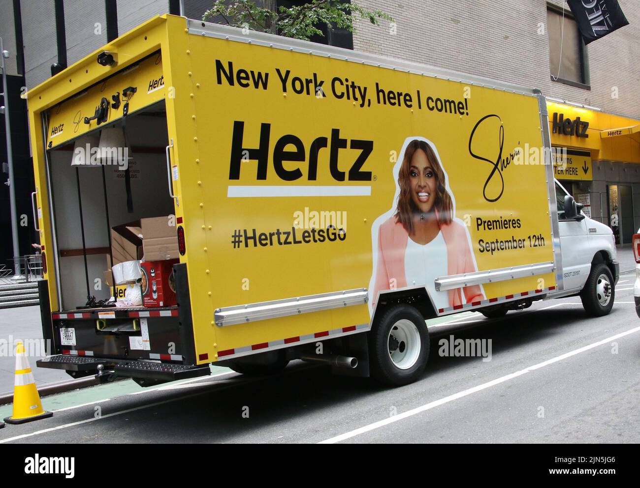 Sherri Shepherd drop off her Hertz Truck at Hertz Rental Center to talk