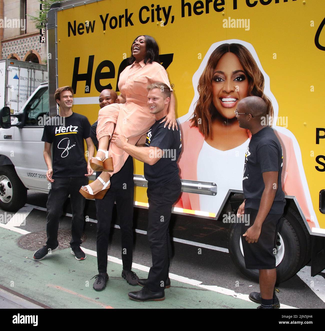 Sherri Shepherd drop off her Hertz Truck at Hertz Rental Center to talk