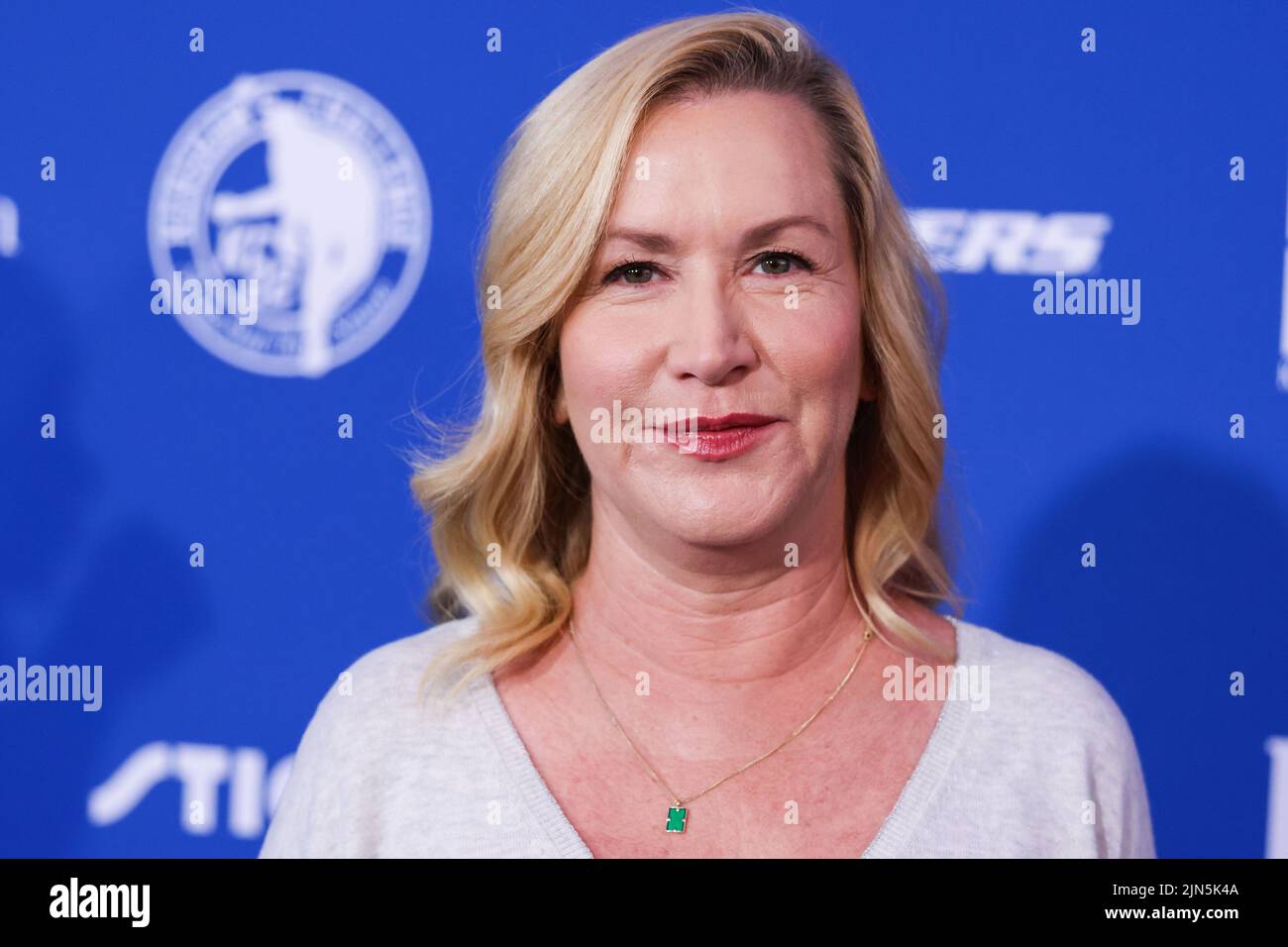 ELYSIAN PARK, LOS ANGELES, CALIFORNIA, USA - AUGUST 08: American actress Angela Kinsey arrives at Kershaw's Challenge Ping Pong 4 Purpose 2022 held at Dodger Stadium on August 8, 2022 in Elysian Park, Los Angeles, California, United States. (Photo by Xavier Collin/Image Press Agency) Stock Photo