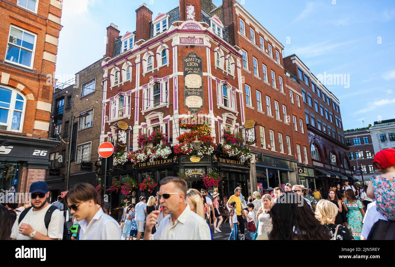 Street scene in London,England ,UK with the White Lion pub in background in Covent Gardens Stock Photo