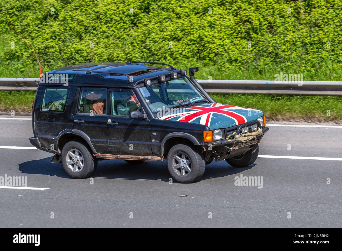 2001 Custom Black Land Rover Discovery 2495cc Diesel SUV 44 off-road with Union Jack bonnet vinyl cap; Stock Photo