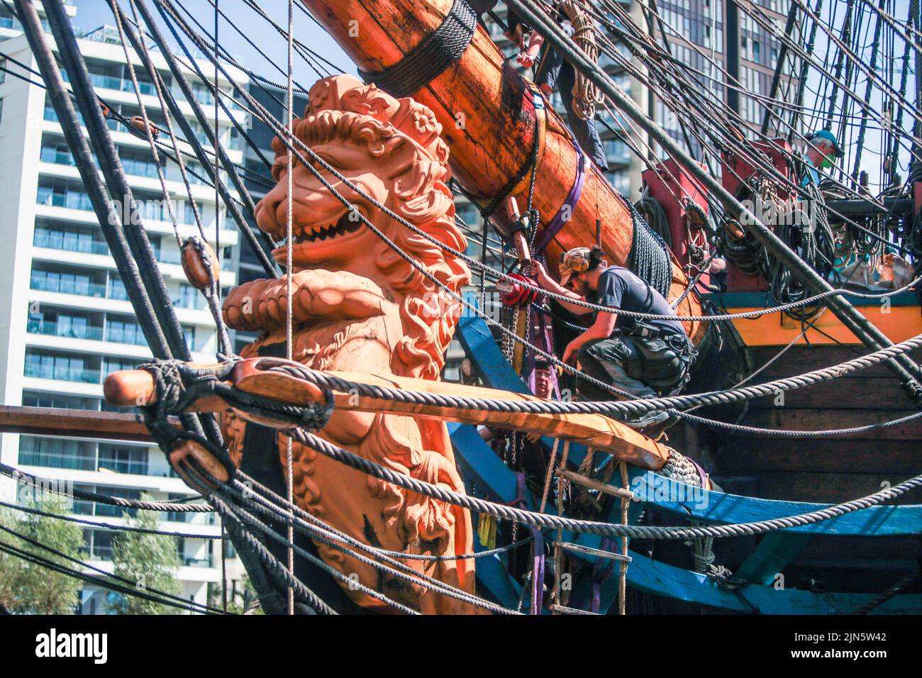 London UK 9 August 2022 Cleaning the  figurehead in the prow of the sailing ship. Open to the public to visit until the 12 August . Paul Quezada-Neiman/Alamy Live News Stock Photo