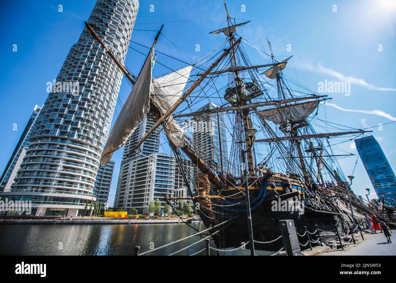 London UK 9 August 2022 Large queues formed at South Quay today to visit the Replica 18th century Swedish ship Götheborg docked at South Dock Quay in Canary Wharf. Open to visitors every day until 12 of August  Paul Quezada-Neiman/Alamy Live News Stock Photo