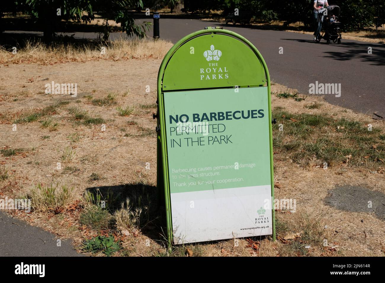 Greenwich Park, London, UK.  9th Aug 2022. UK drought warnings:: parched grass in Greenwich Park. Credit: Matthew Chattle/Alamy Live News Stock Photo