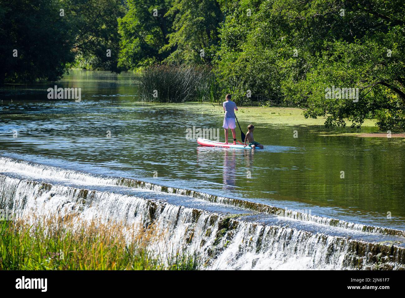 09.08.22. WEATHER SOMERSET.  People enjoy the water at Warleigh Weir on the River Avon near Bath in Somerset as temperatures continue to soar across t Stock Photo