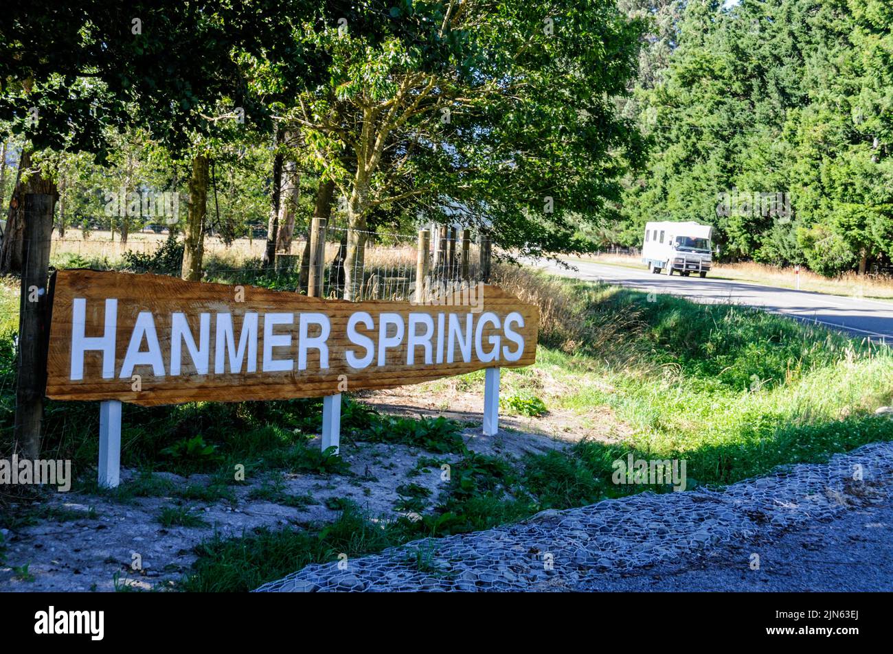 Road sign of Hanmer Springs is a resort alpine village in the Canterbury region of New Zealand’s South Island.  Hanmer Springs Thermal Pools and Spa Stock Photo