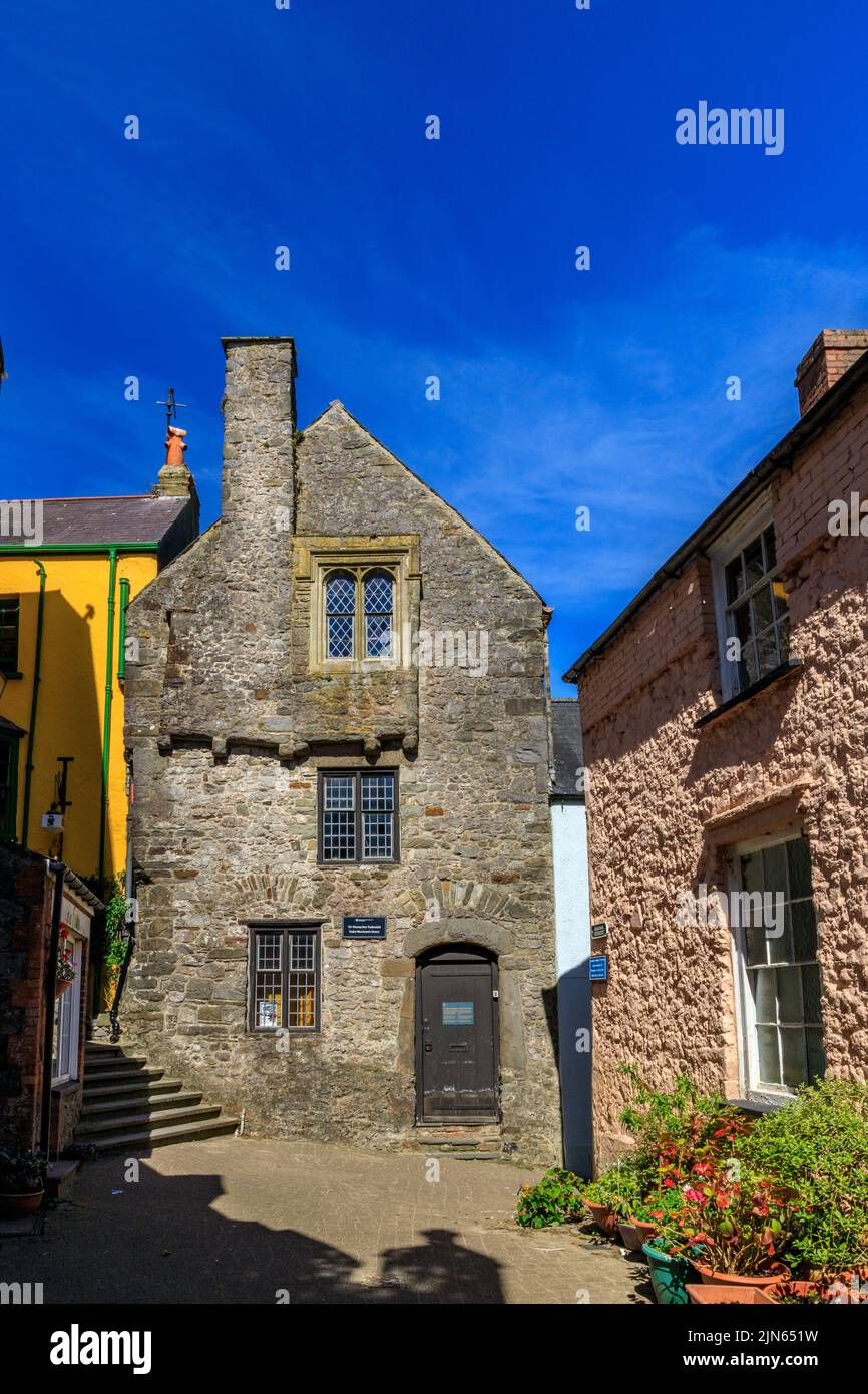 The historic 15th century Tudor Merchant's House sits in a narrow cobbled lane in Tenby, Pembrokeshire, Wales, UK Stock Photo