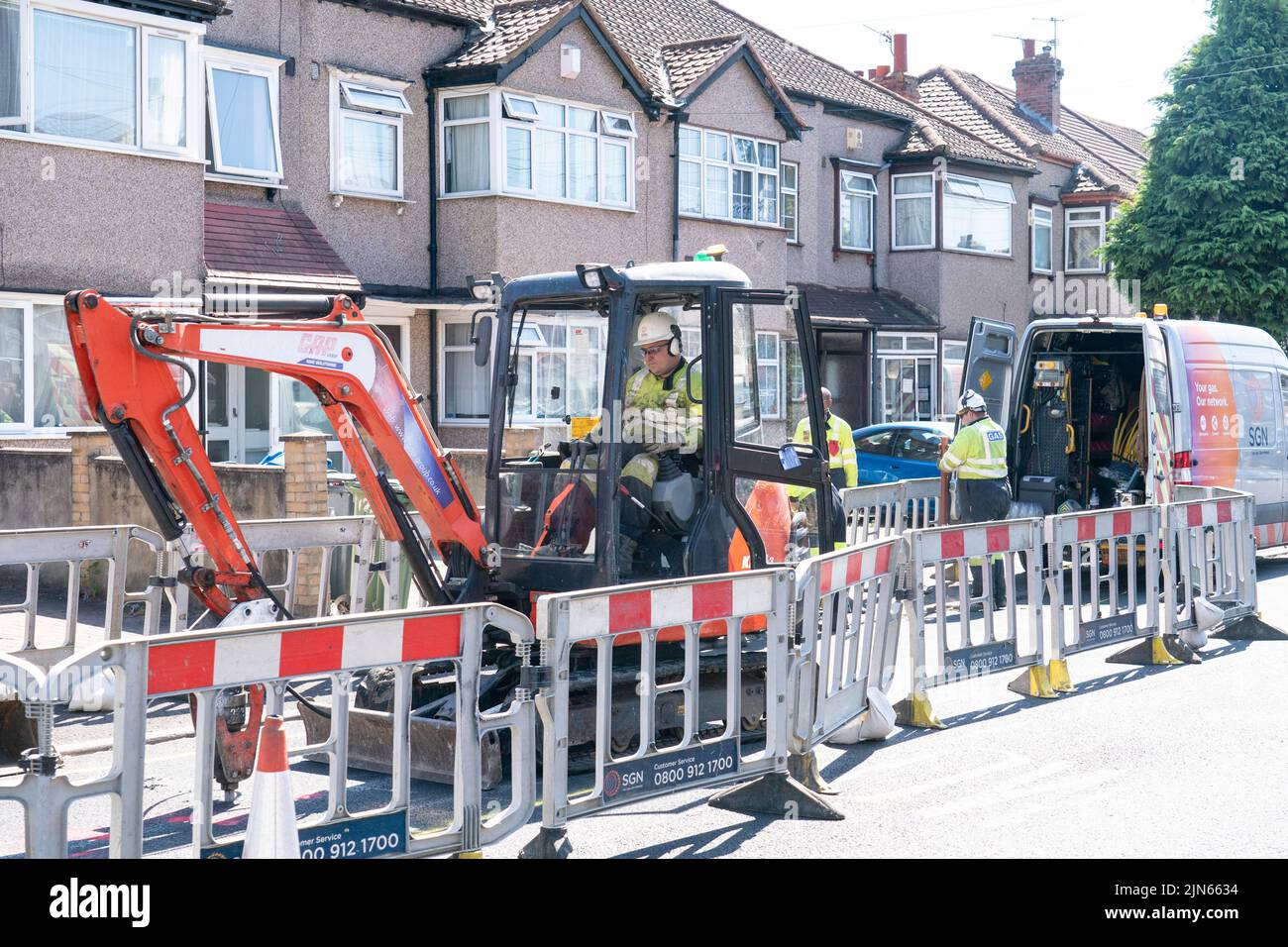 Gas engineers at work near the scene of an explosion on Galpin's Road in Thornton Heath, south London. The London Ambulance Service has confirmed a child has died and three people are in hospital after the terraced home collapsed following an explosion and fire on Monday. Picture date: Tuesday August 9, 2022. Stock Photo