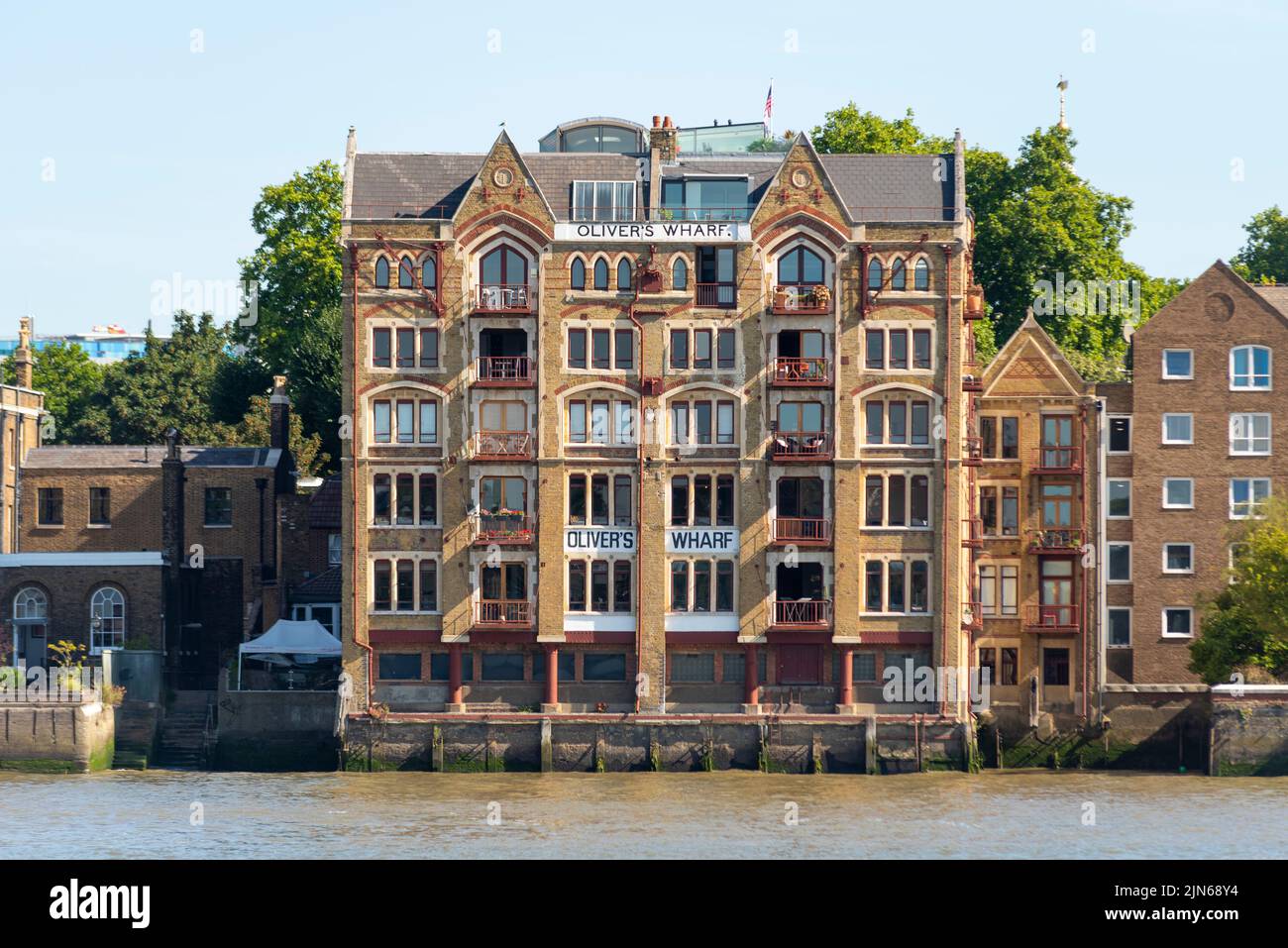 Oliver's Wharf building in the Pool of London on the River Thames. Former warehouse, developed into luxury apartments by Goddard Manton Partnership Stock Photo