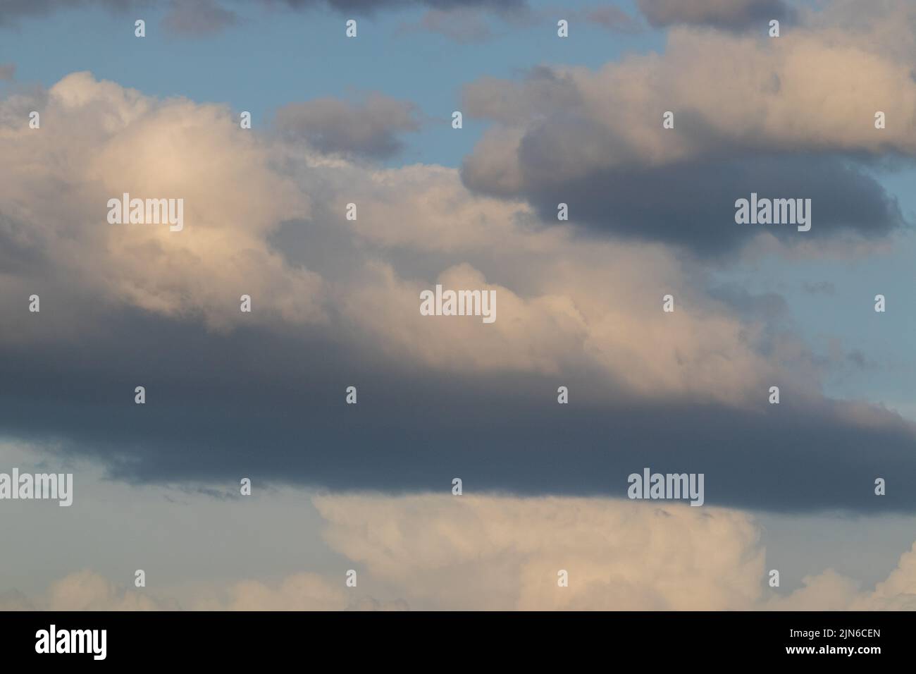 Deep blue summer skies hi-res stock photography and images - Alamy