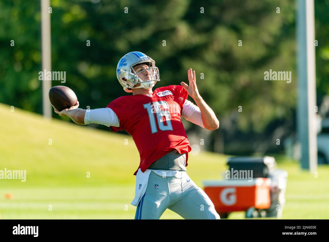 ALLEN PARK, MI - AUGUST 09: Detroit Lions QB Jared Goff (16) in action during Lions training camp on August 9, 2022 at Detroiit Lions Training Facility in Allen Park, MI (Photo by Allan Dranberg/CSM) Credit: Cal Sport Media/Alamy Live News Stock Photo