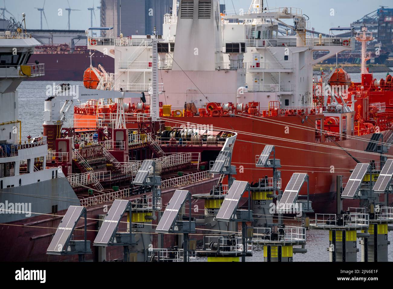 Petroleumhaven, tankers waiting for new loading in Europoort harbour, mooring lines as so-called digital dolphins, powered by photovoltaics, they give Stock Photo