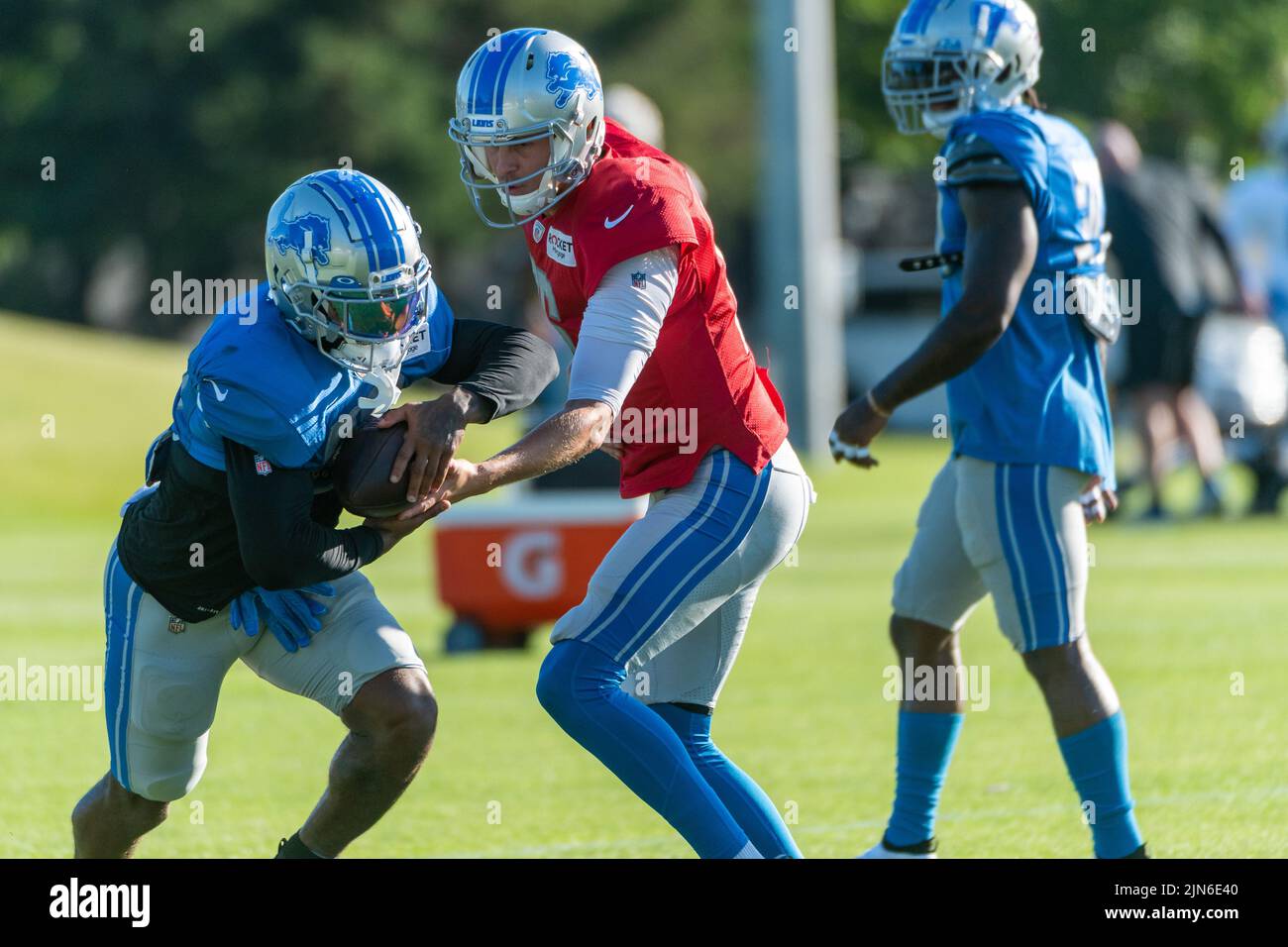 ALLEN PARK, MI - AUGUST 09: Detroit Lions QB Jared Goff (16) hands-off to Detroit Lions RB D'Andre Swift (32) during Lions training camp on August 9, 2022 at Detroiit Lions Training Facility in Allen Park, MI (Photo by Allan Dranberg/CSM) Credit: Cal Sport Media/Alamy Live News Stock Photo