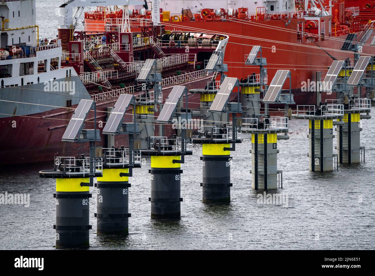Petroleumhaven, tankers waiting for new loading in Europoort harbour, mooring lines as so-called digital dolphins, powered by photovoltaics, they give Stock Photo
