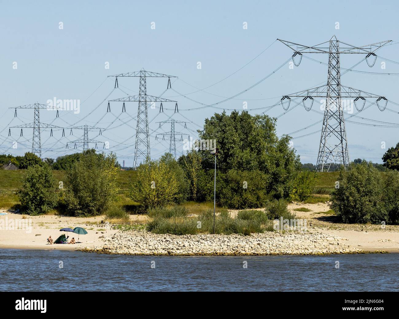 2022-08-09 12:36:23 DRUTEN - People are looking to cool down in a dry floodplain of the river Waal. The ongoing drought is causing low water levels and water shortages. ANP REMKO DE WAAL netherlands out - belgium out Stock Photo