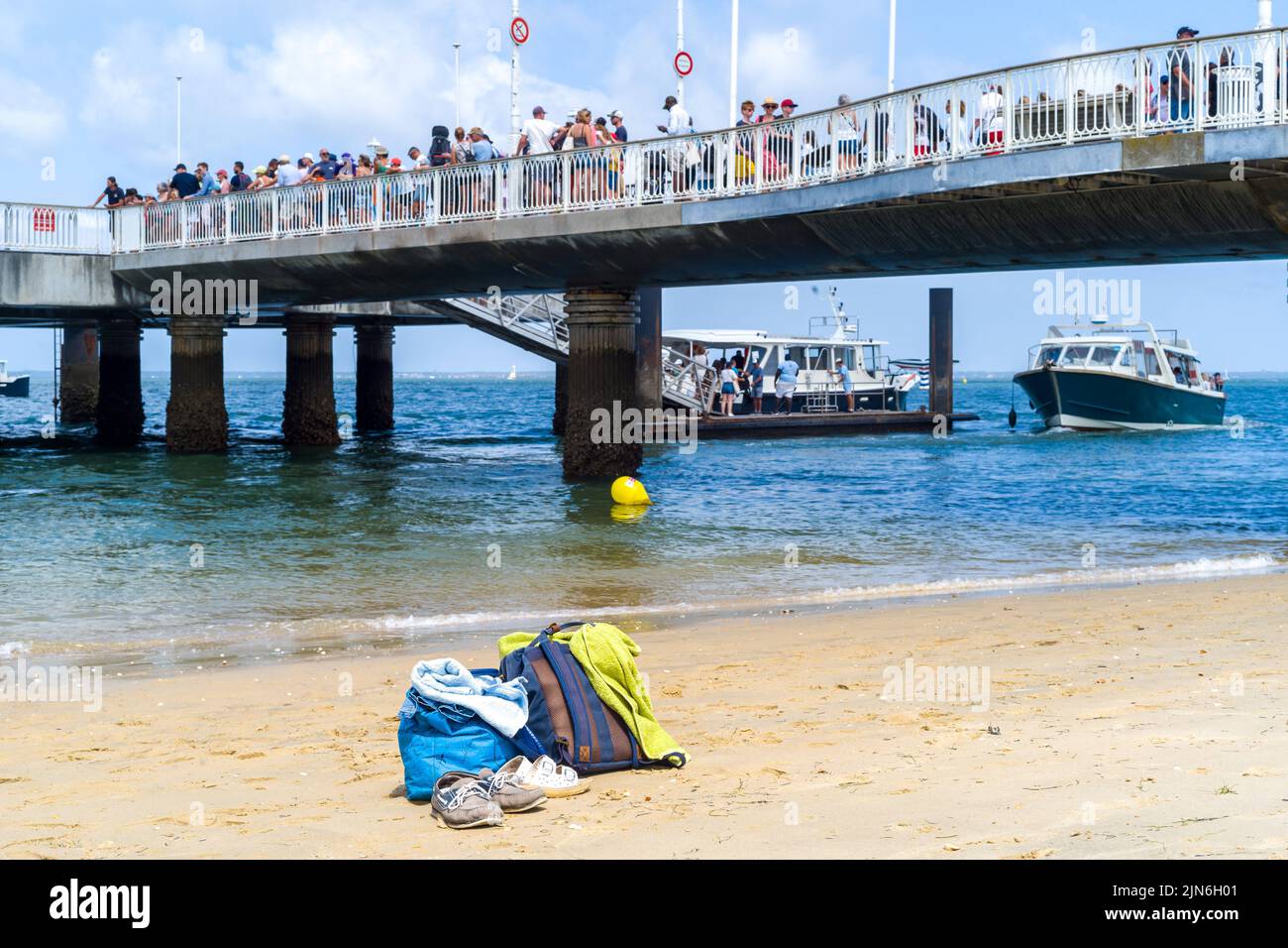 Embarkation of tourists on the jetty for the bird island tour, 2h tour. Arcachon beach, the Belisaire pier, the embarkations, the lovers, the bathers, a day at the beach. August 04, 2022. Photo by Patricia Huchot-Boissier/ABACAPRESS.COM Stock Photo