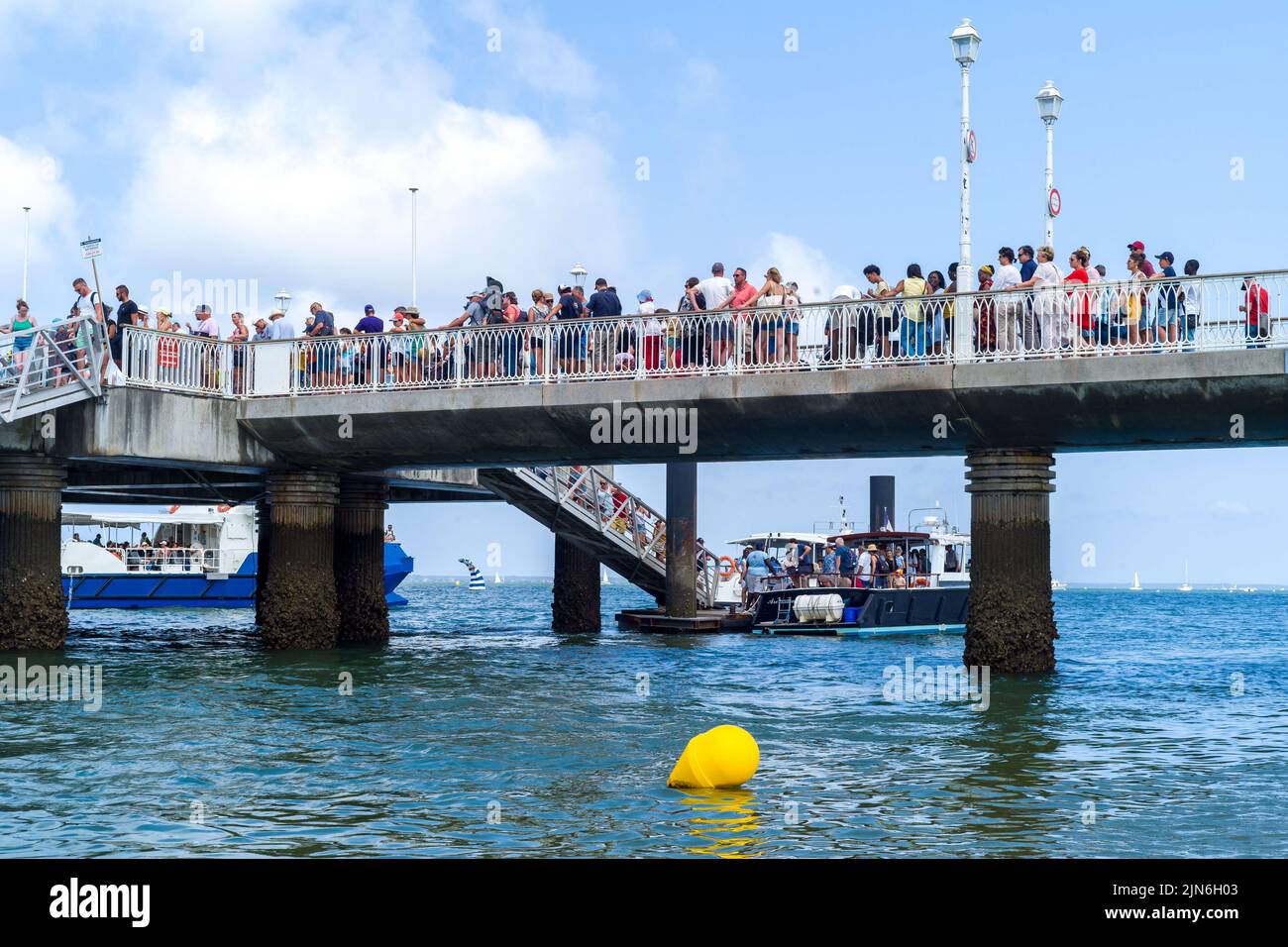 Embarkation of tourists on the jetty for the bird island tour, 2h tour. Arcachon beach, the Belisaire pier, the embarkations, the lovers, the bathers, a day at the beach. August 04, 2022. Photo by Patricia Huchot-Boissier/ABACAPRESS.COM Stock Photo