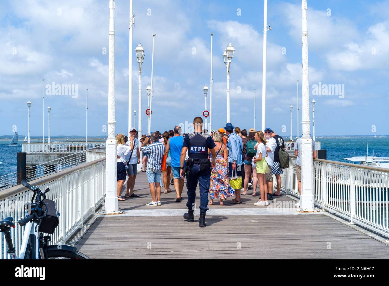 Boarding CAP FERRET, Jetee Belisaire, ABA, Union des bateliers Arcachonnais. Arcachon beach, the Belisaire pier, the embarkations, the lovers, the bathers, a day at the beach. August 04, 2022. Photo by Patricia Huchot-Boissier/ABACAPRESS.COM Stock Photo
