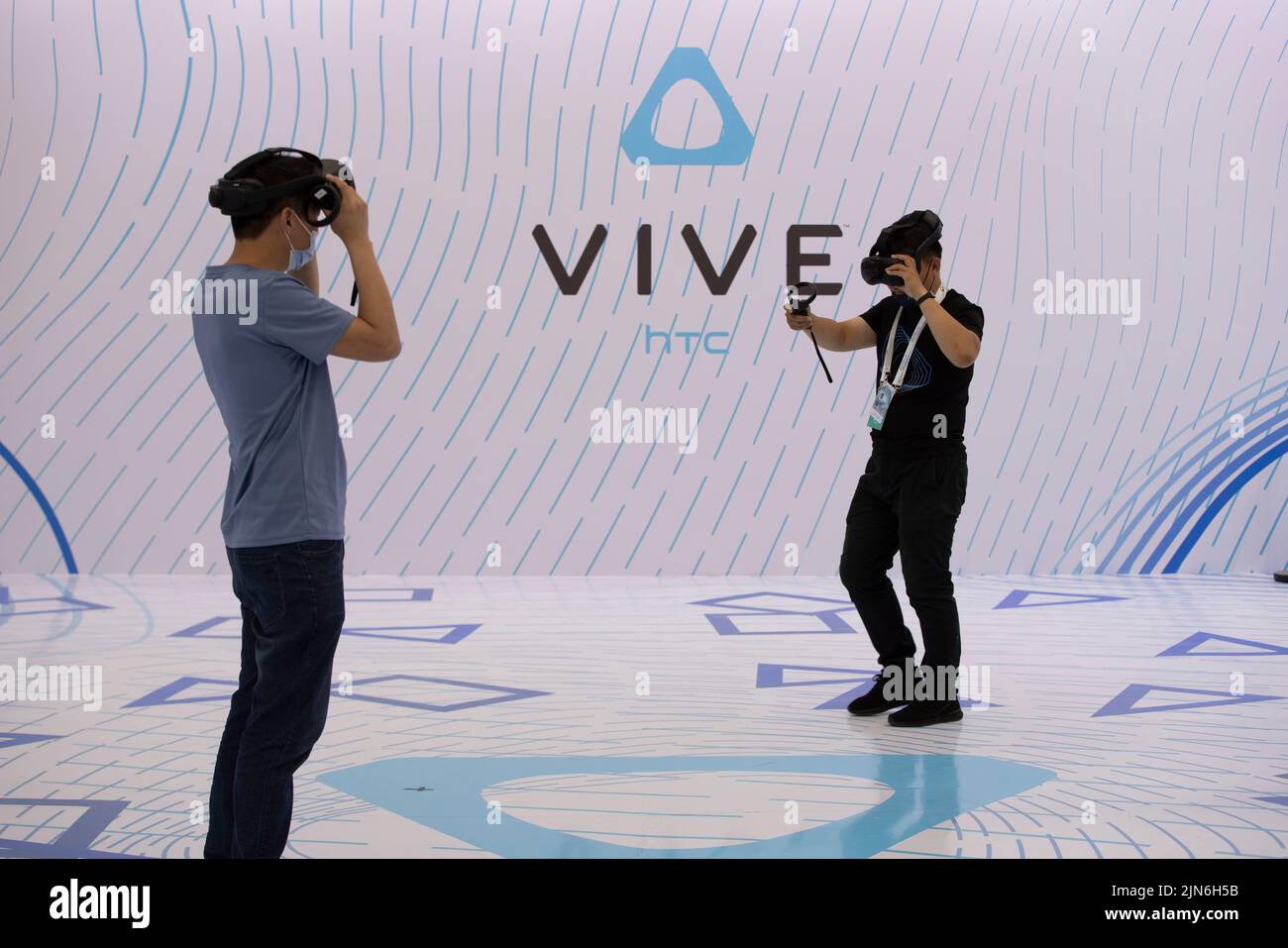(220809) -- HARBIN, Aug. 9, 2022 (Xinhua) -- Staff members test devices at an exhibition booth during a media preview of the 2022 World 5G Convention in Harbin, capital of northeast China's Heilongjiang Province, Aug. 9, 2022. The 2022 World 5G Convention will be held here from August 10 to 12. (Xinhua/Zhang Tao) Stock Photo