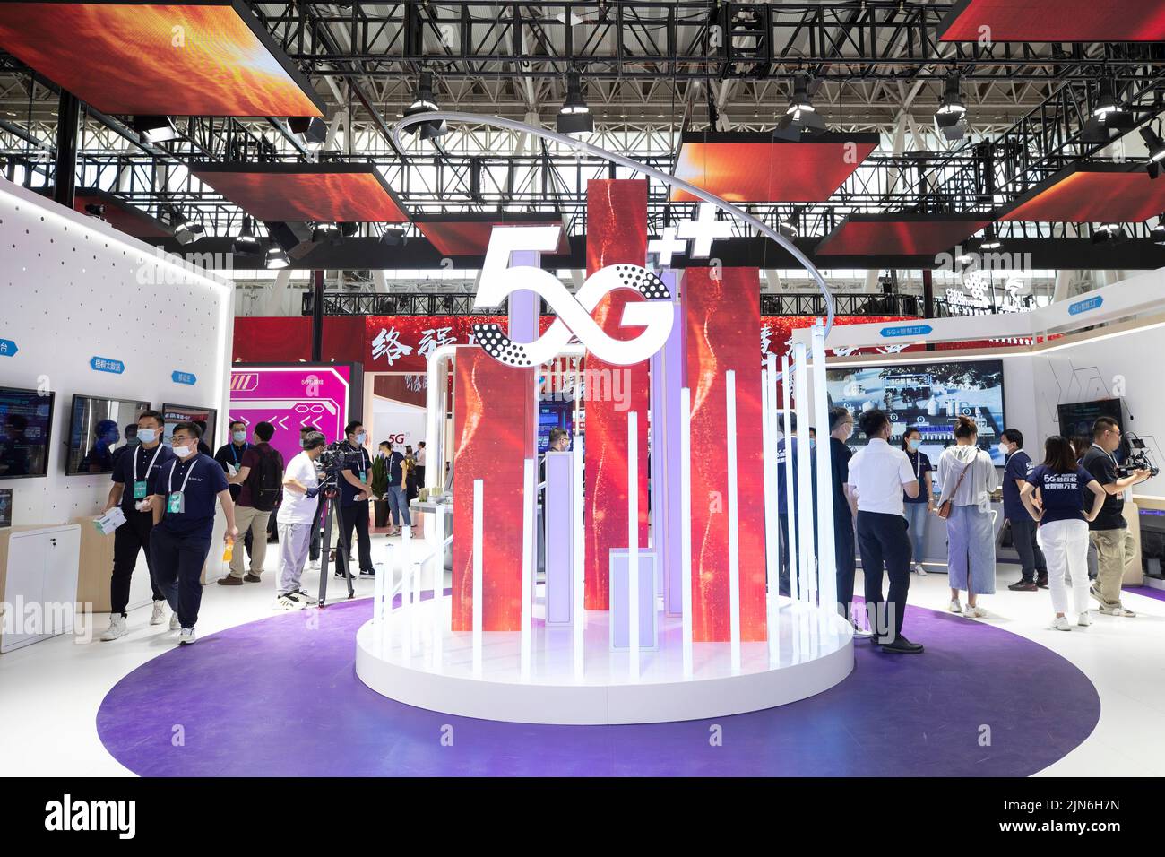 (220809) -- HARBIN, Aug. 9, 2022 (Xinhua) -- Staff members work at an exhibition booth during a media preview of the 2022 World 5G Convention in Harbin, capital of northeast China's Heilongjiang Province, Aug. 9, 2022. The 2022 World 5G Convention will be held here from August 10 to 12. (Xinhua/Zhang Tao) Stock Photo
