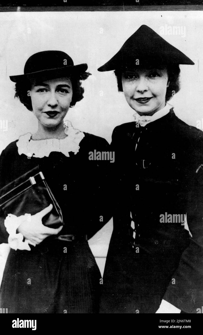 'Stars' In The Silent Days -- Dorothy and Lillian Gish, whose film notivities in the early days of the silent films made them the most famous sisters of their day in the world, are seen here together for the first time for many years. They were photographed on arrival at New York after a tour of Europe. October 07, 1935. (Photo by Keystone). Stock Photo