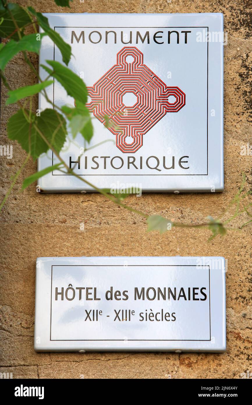 Hôtel des Monnaies. XII ème - XIII ème siècles. Monument historique. Plaques métalliques. Cluny. Saône-et-Loire. Bourgogne. France. Europe. Stock Photo