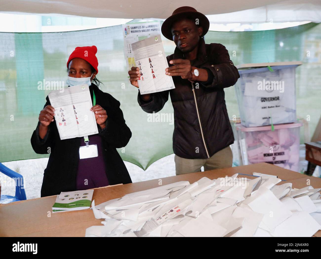 Electoral officials count cast ballot papers during the general election conducted by the Independent Electoral and Boundaries Commission (IEBC) at the close of the voting process at the Moi Avenue Primary School in Nairobi, Kenya August 9, 2022. REUTERS/Thomas Mukoya Stock Photo